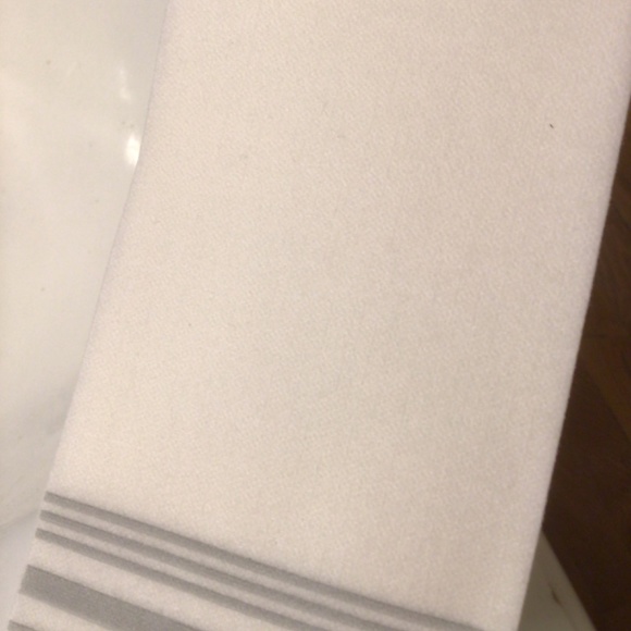150 Silver Stripe Disposable Multipli Hand Towels NWT - Picture 7 of 7